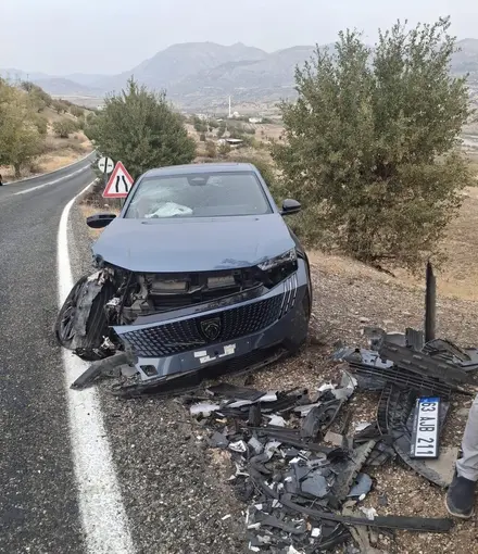 İki otomobil çarpıştı: 10 yaralı