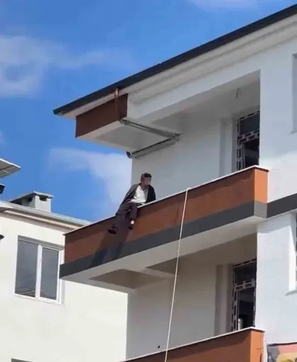 Iğdır’da inşaatın 4. katına çıkan şahsı polis ekipleri ikna etti
