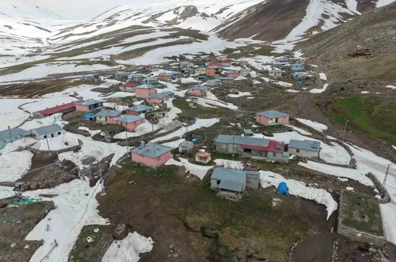 Iğdır’da kar altındaki evler havadan görüntülendi
