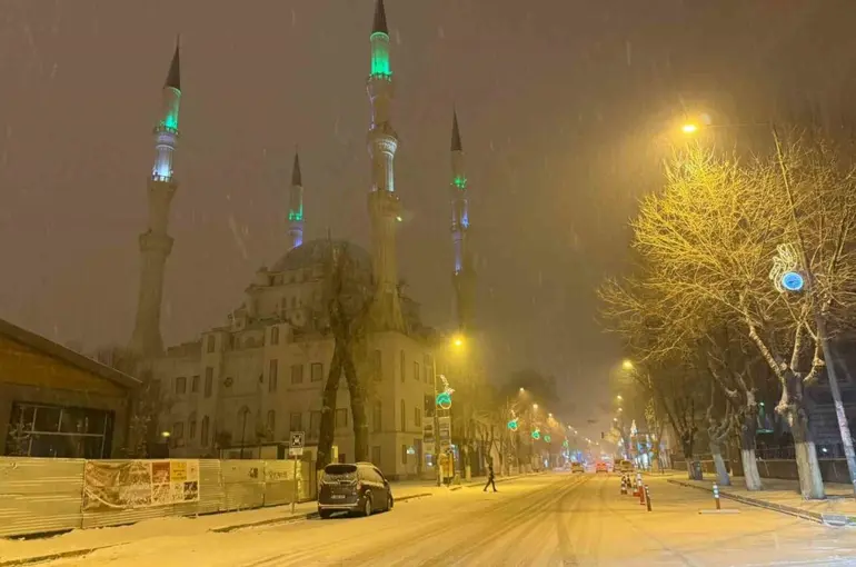 Iğdır’da kar yağışı etkisini sürdürüyor
