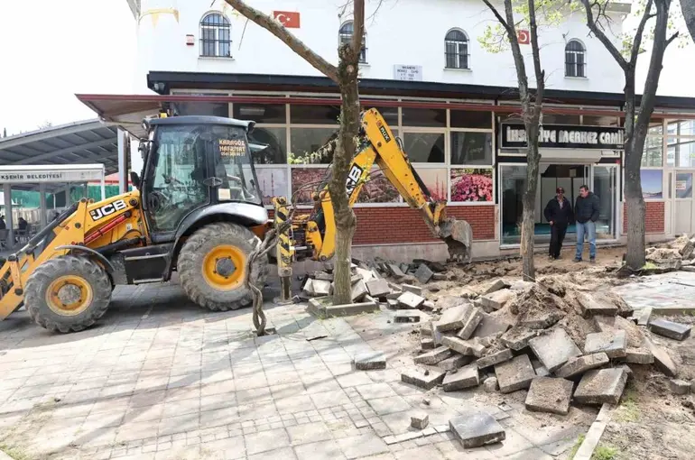 İhsaniye eski köy meydanı modern bir görünüme kavuşuyor

