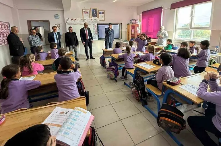 İhtiyaç sahibi öğrencilere kışlık bot dağıtımı
