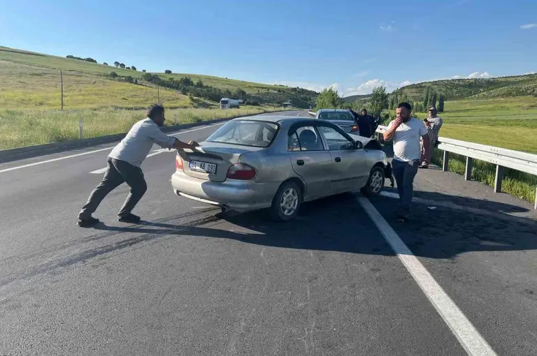 İki aracın karıştığı kazada 2 kişi yaralandı
