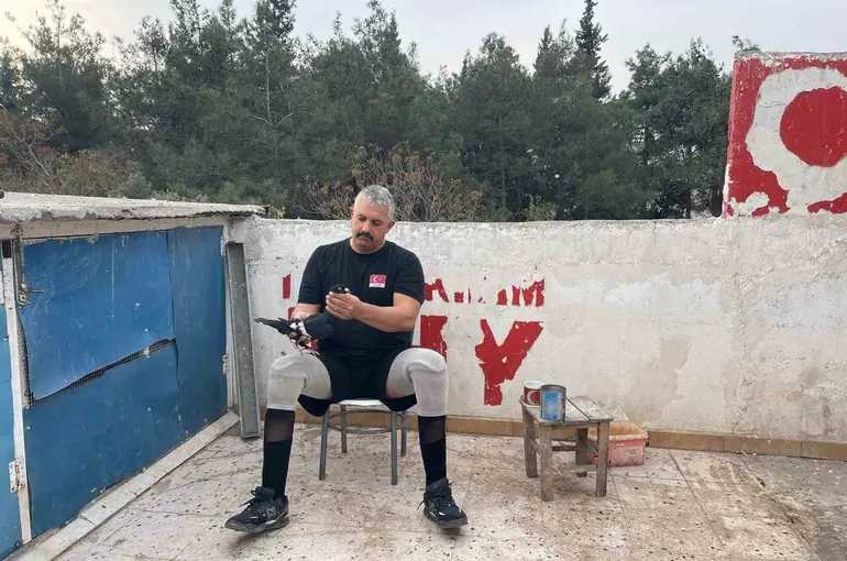 İki ayağını kaybetti, güvercinlerle hayata bağlandı
