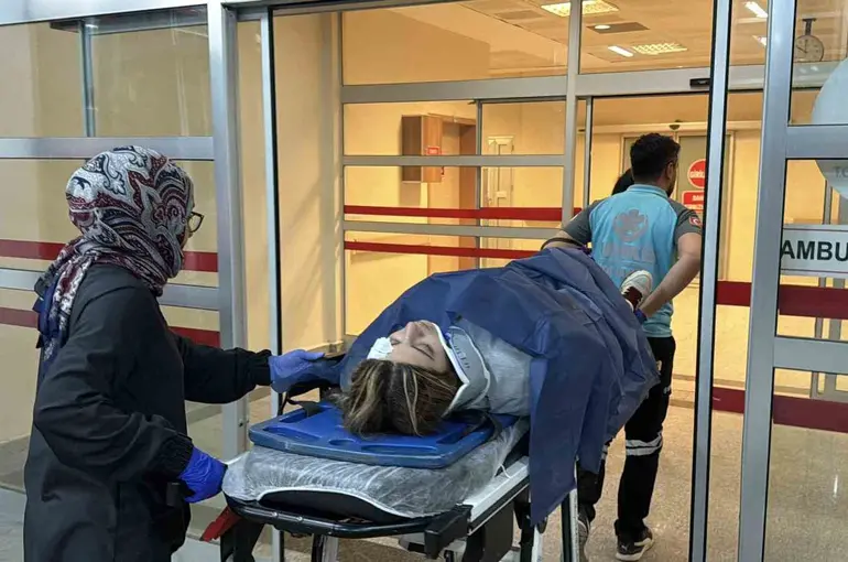 İki otomobil ile motosiklet çarpıştı: 2 yaralı
