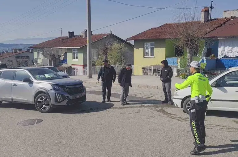 İki otomobilin çarpıştığı kazada 3 kişi yaralandı
