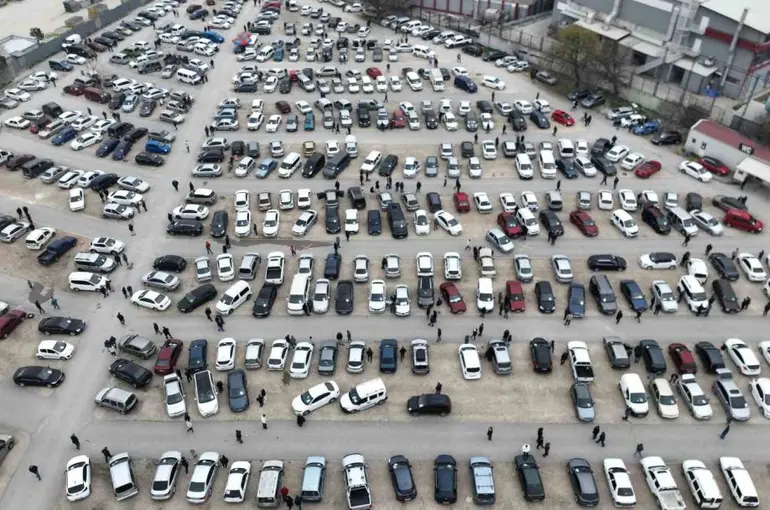 İkinci el oto pazarında buruk bayram
