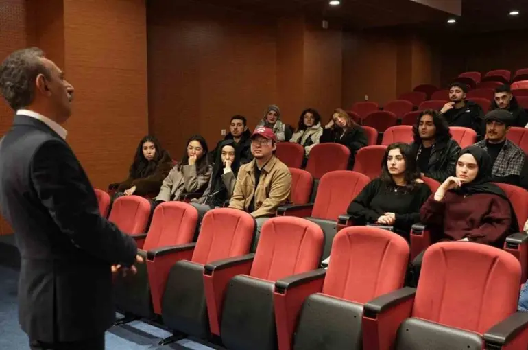 İletişim Fakültesi Dekanı Avcı, öğrencilerle buluştu
