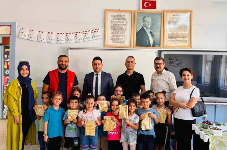 Ilıdağlı öğrenciler kırtasiye malzemeleri sevinci yaşadı
