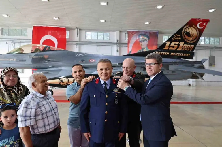 İlk Türk astronot Alper Gezeravcı yeni rütbelerini taktı
