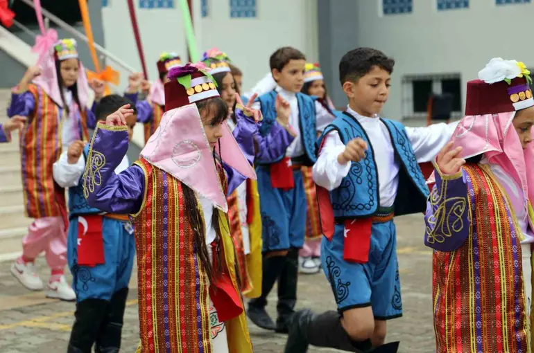 İlköğretim haftası kutlamalarında minik öğrenciler hünerlerini sergiledi
