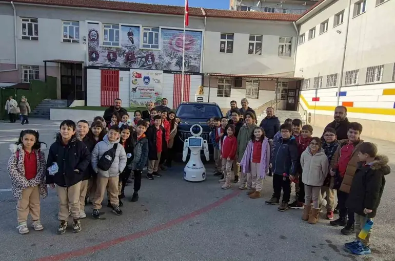 İlkokul öğrencilerine TOGG ile yerli ve milli robot tanıtıldı
