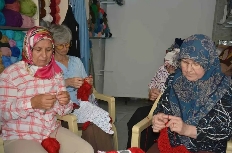 İlmek ilmek dev Türk bayrağı ördüler
