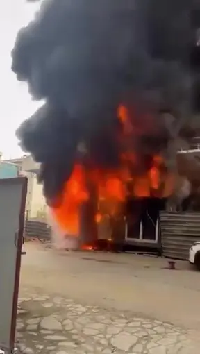 İnşaat alanındaki işçi konteyneri alev alev yandı
