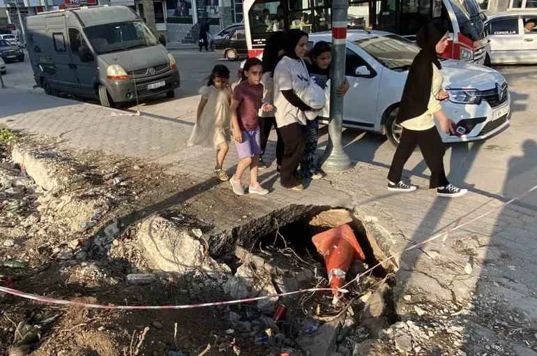 İnşaat çevresindeki kaldırımda oluşan derin göçükler muhtemel kazalara davetiye çıkarıyor
