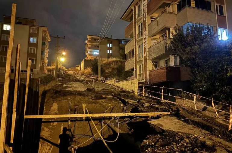 İnşaat sahasının yanındaki yolun bir kısmı çöktü
