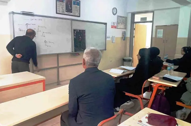 İnşaat ustasından engelli öğretmene tablo sürprizi
