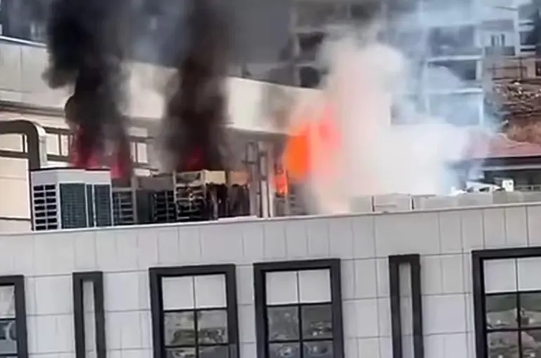 İnşaatı devam eden hükumet konağı çatısında korkutan yangın
