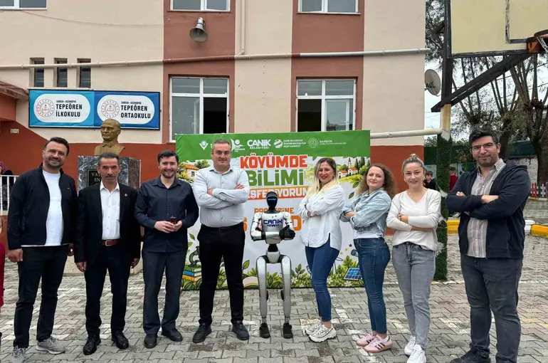 İnsansı robot CANİKMAN, kırsal mahalle okulunda
