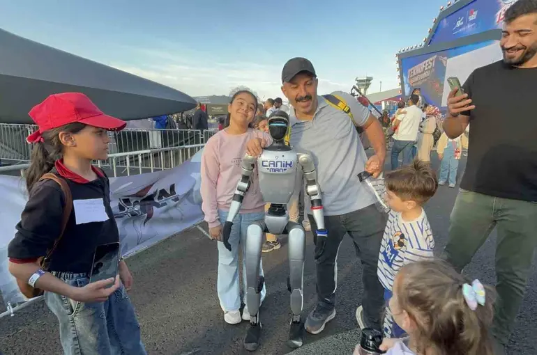 İnsansı robot, TEKNOFEST’in ilgi odağı oldu
