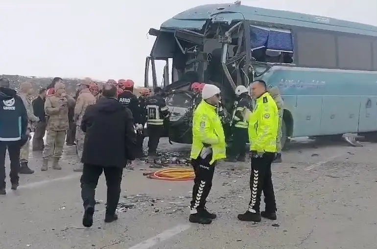 İran plakalı yolcu otobüsü tıra arkadan çarptı; 1 ölü, 10 yaralı
