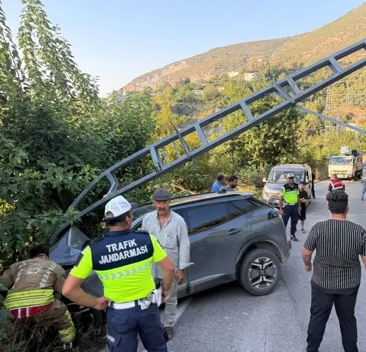 İskenderun’da elektrik direğine çarpan otomobilin sürücüsü yaralandı
