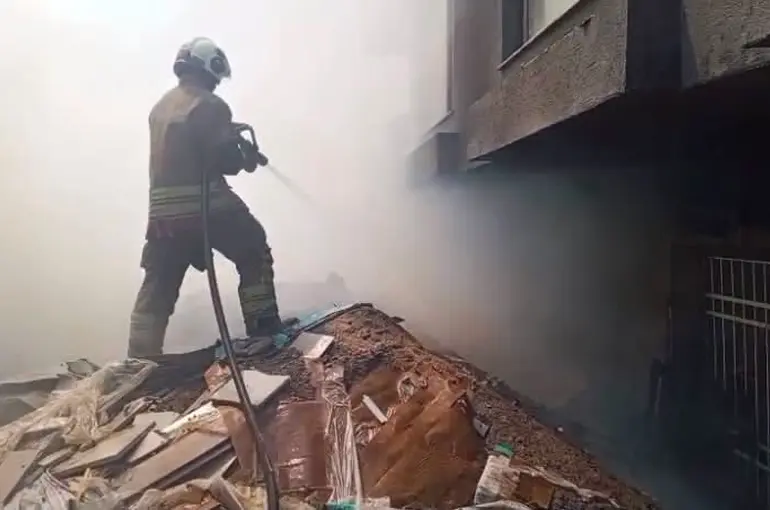 İskenderun’da inşaat alanında çöp yangını çıktı
