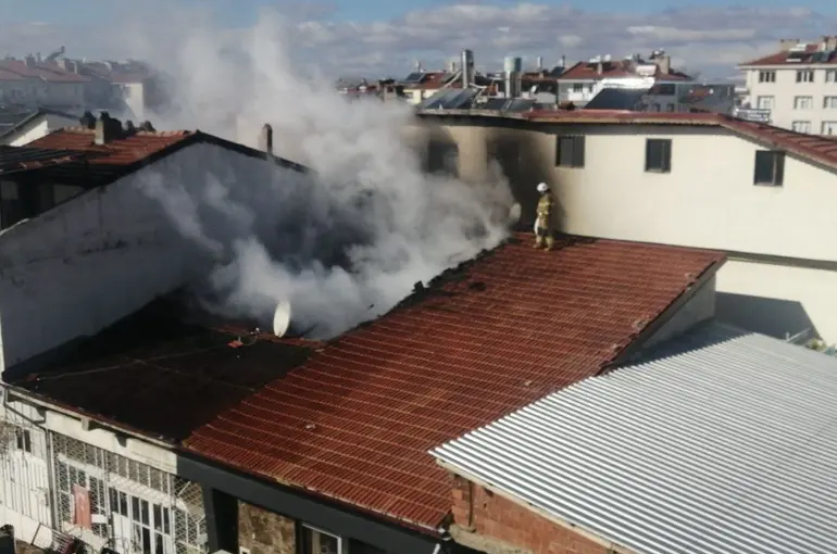 Isparta’da hurda işletmesinin çatısında yangın
