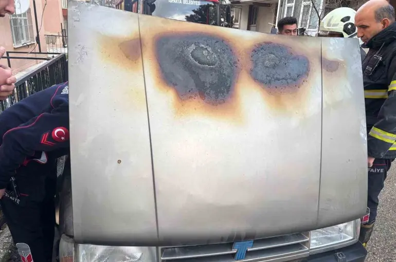 Isparta’da park halindeki Tofaş’ın motor kısmı yandı
