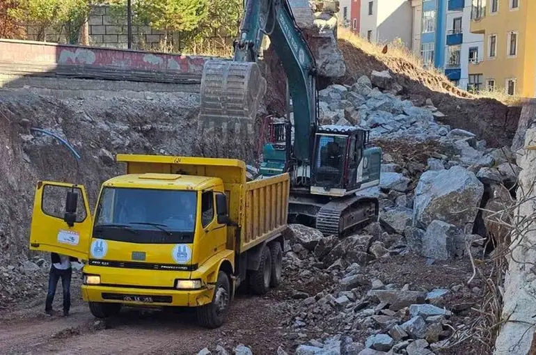 İspir’de heyelan krizi
