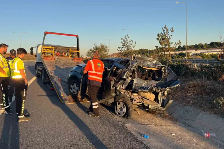 İstanbul Kuzey Marmara Otoyolu’nda seyir halindeki tır, hafif ticari araca çarptı : 6 yaralı
