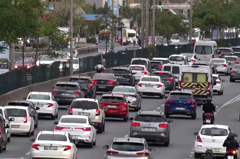 İstanbul’da sabahın ilk saatlerinde trafik yoğunluğu: Yüzde 63’e ulaştı
