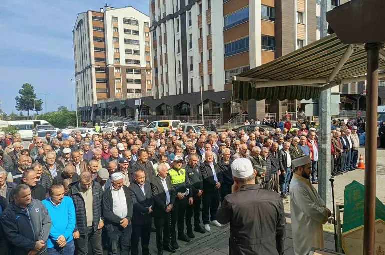 İstanbul’da trafik kazasında ölen genç Trabzon’da son yolculuğuna uğurlandı

