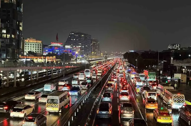 İstanbul’da trafik yoğunluğu yüzde 89’a ulaştı
