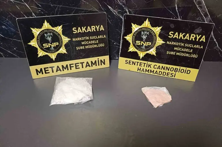 İstanbul’dan 111 kilogram uyuşturucu ham maddesi getirirken Sakarya gişelerinde yakalandılar
