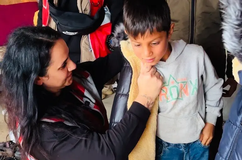 İstanbullu gönüllülerden Şanlıurfa’daki çocuklara hediye bot ve mont

