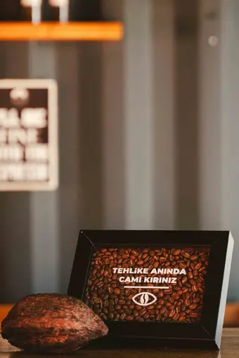İstanbul’un kahve kültürünü buluşturan festivalde ilk gün Poizi konseriyle tamamlandı
