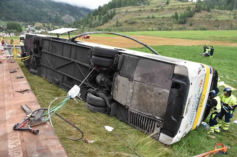 İsviçre Alpleri’nde korkunç kaza: 5 ölü, 40 yaralı
