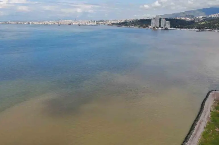 İzmir Körfezi’nde sağanak yağış sonrası renk değişimi

