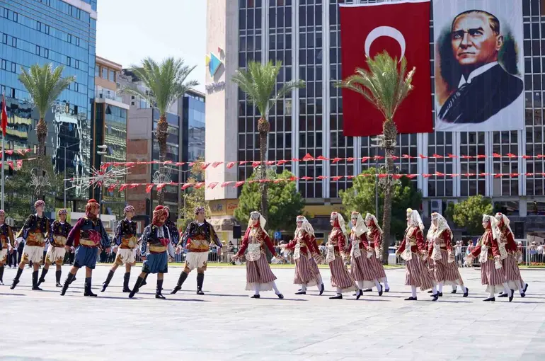 İzmir, kurtuluşunun 104. yılını coşkuyla kutlamaya hazırlanıyor
