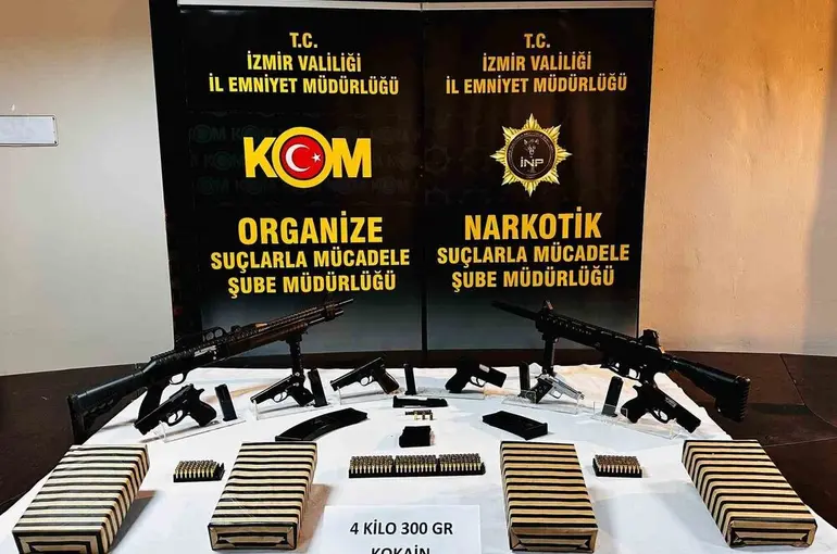 İzmir’de 4 kilonun üzerinde kokain ele geçirildi
