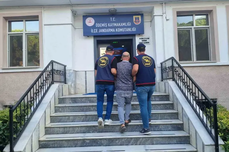 İzmir’de 8 yıl hapisle aranan şahıs JASAT’tan kaçamadı
