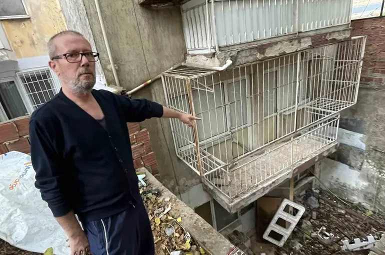 İzmir’de apartmanda ‘çöp ev’ isyanı
