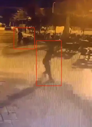 İzmir’de belediyeye ait kafeye silahlı saldırı kamerada
