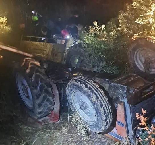 İzmir’de devrilen traktörün altında kalan sürücü hayatını kaybetti
