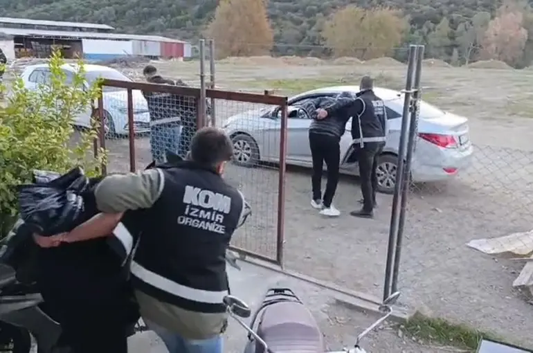 İzmir’de suç örgütüne operasyon: 14 gözaltı
