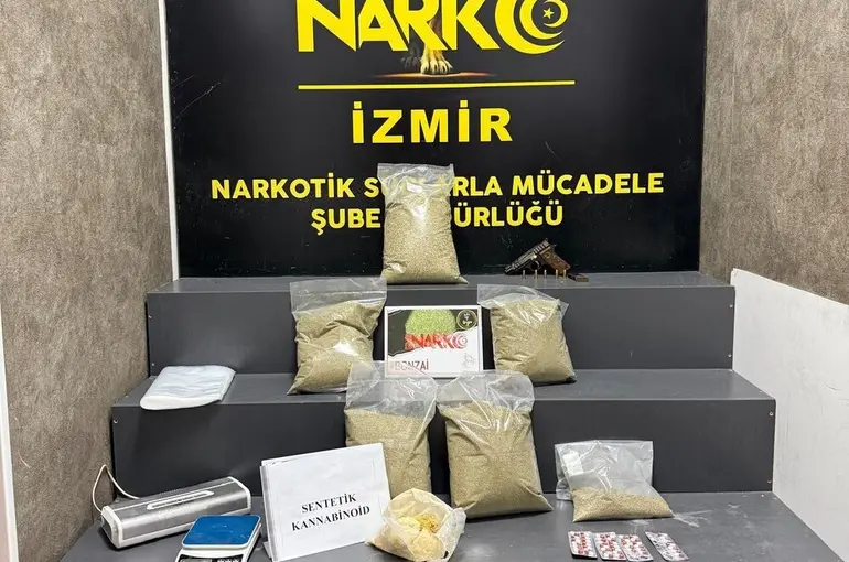 İzmir’de torbacılara operasyonda yüklü miktarda uyuşturucu ele geçirildi
