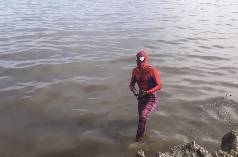 İzmirli Spiderman’den Van Gölü’ne dikkat çeken dalış

