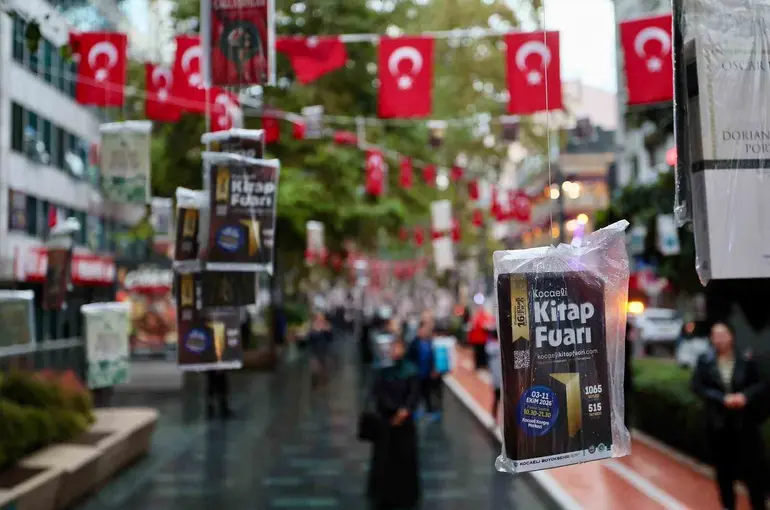 İzmit’te ağaçlar "kitap" açtı
