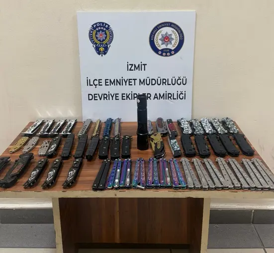 İzmit’te iki çocuğun üzerinde 52 kesici alet ele geçirildi
